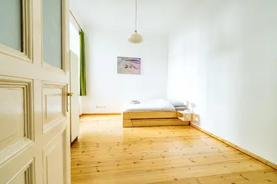 Ein Bett oder Betten in einem Zimmer der Unterkunft Gemütliche 2-Zimmer-Wohnung zentral Friedrichshain