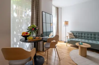 Ein Sitzbereich in der Unterkunft bevoflats - Designer Apartments in Kreuzberg, Bergmannkiez