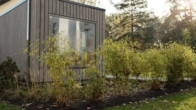 Ein Garten an der Unterkunft bluestar apartments am Storkower See inkl Badesteg und Gartensauna