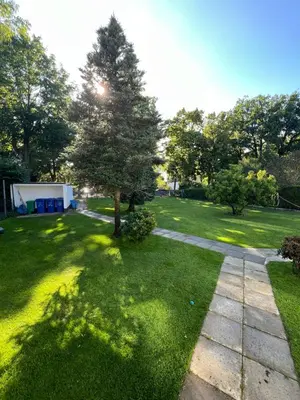 Ein Garten an der Unterkunft Schönes 2 Zimmer Apartment an der Stadt Grenze mit Klimaanlage