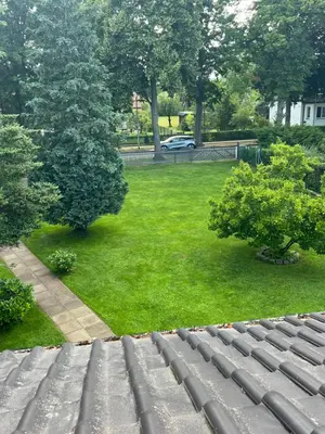 Ein Garten an der Unterkunft Schönes 2 Zimmer Apartment an der Stadt Grenze mit Klimaanlage