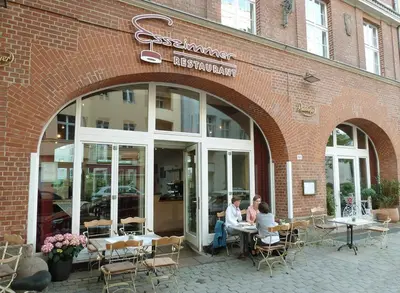 Ein Restaurant oder anderes Speiselokal in der Unterkunft Your Most Beautiful Home in Mitte – New!