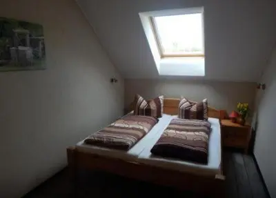 Ein Bett oder Betten in einem Zimmer der Unterkunft Pension + Apartments Tor zum Spreewald