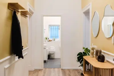 Ein Badezimmer in der Unterkunft Exklusive Luxus-Unterkunft in Berlin Mitte: 2 Apartments, 130m², Designer-Möbel, Co2 neutrale Reinigung