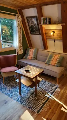 Ein Sitzbereich in der Unterkunft Finnhütte zwischen Wald und See