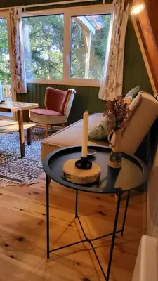 Ein Sitzbereich in der Unterkunft Finnhütte zwischen Wald und See