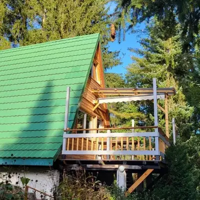 Finnhütte zwischen Wald und See