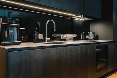 Küche/Küchenzeile in der Unterkunft TheChipp - Designapartment mit Seeblick, Pool, Sauna & Kamin