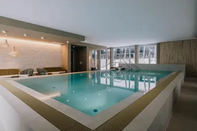 Der Swimmingpool an oder in der Nähe von TheChipp - Designapartment mit Seeblick, Pool, Sauna & Kamin