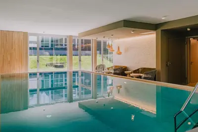 Der Swimmingpool an oder in der Nähe von TheChipp - Designapartment mit Seeblick, Pool, Sauna & Kamin