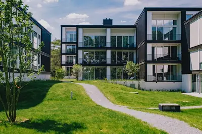 Ein Garten an der Unterkunft TheChipp - Designapartment mit Seeblick, Pool, Sauna & Kamin