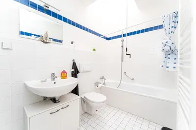 Ein Badezimmer in der Unterkunft 5-Zimmer-Apartment nahe Müggelsee