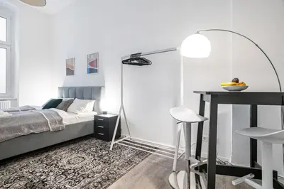 Ein Bett oder Betten in einem Zimmer der Unterkunft Homely Berlin - Spacious, Modern, S-Bahn Nearby , Groups & Families