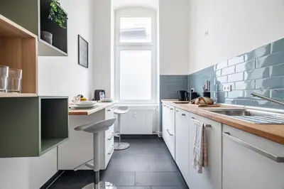 Küche/Küchenzeile in der Unterkunft Homely Berlin - Spacious, Modern, S-Bahn Nearby , Groups & Families