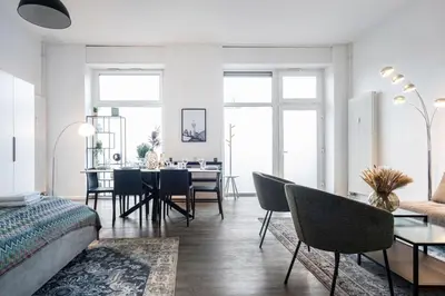 Ein Sitzbereich in der Unterkunft Homely Berlin - Spacious, Modern, S-Bahn Nearby , Groups & Families