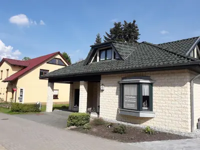 Das Gebäude in dem sich das Ferienhaus befindet