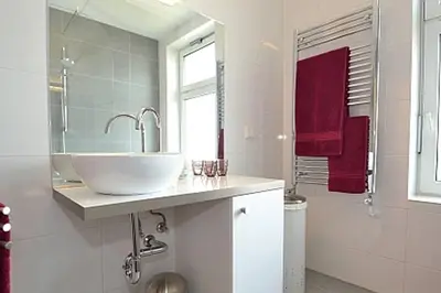 Ein Badezimmer in der Unterkunft Stylish maisonette, Prenzlauer Berg, 70m2