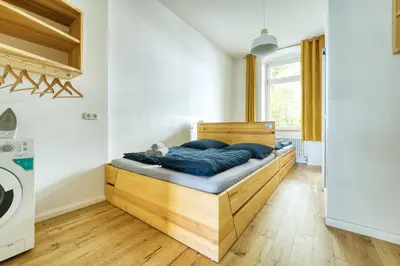Ein Bett oder Betten in einem Zimmer der Unterkunft Central apartment in trendy Friedrichshain