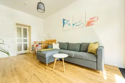 Ein Sitzbereich in der Unterkunft Central apartment in trendy Friedrichshain