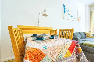 Ein Sitzbereich in der Unterkunft Central apartment in trendy Friedrichshain