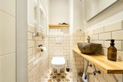 Ein Badezimmer in der Unterkunft Central apartment in trendy Friedrichshain