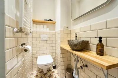 Ein Badezimmer in der Unterkunft Central apartment in trendy Friedrichshain