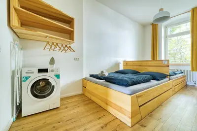 Ein Bett oder Betten in einem Zimmer der Unterkunft Central apartment in trendy Friedrichshain