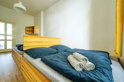 Ein Bett oder Betten in einem Zimmer der Unterkunft Central apartment in trendy Friedrichshain
