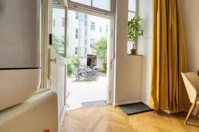 Ein Garten an der Unterkunft Cozy designer apartment in Friedrichshain