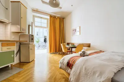Ein Bett oder Betten in einem Zimmer der Unterkunft Cozy designer apartment in Friedrichshain