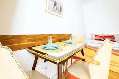 Ein Sitzbereich in der Unterkunft Cozy designer apartment in Friedrichshain