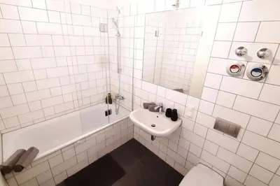 Ein Badezimmer in der Unterkunft Modern building with vertical garden & 2 bedrooms