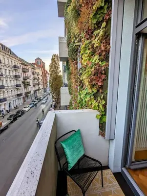 Ein Balkon oder eine Terrasse in der Unterkunft Modern building with vertical garden & 2 bedrooms
