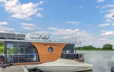 Ein Balkon oder eine Terrasse in der Unterkunft Schwimmendes Ferienhaus