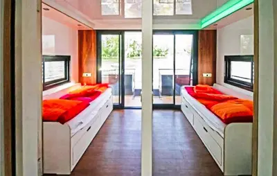 Ein Bett oder Betten in einem Zimmer der Unterkunft Schwimmendes Ferienhaus