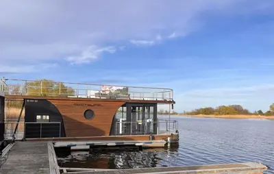 Blick auf einen Fluss in der Nähe des Bootes