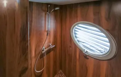 Ein Badezimmer in der Unterkunft Schwimmendes Ferienhaus