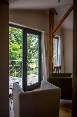 Ein Sitzbereich in der Unterkunft Fewo im Naturschutzgebiet, mit großem Balkon