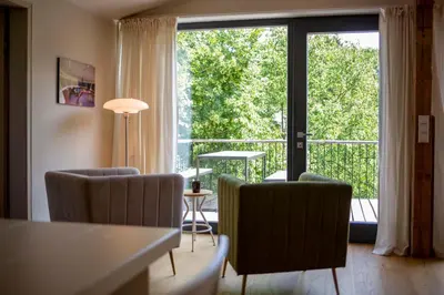 Ein Sitzbereich in der Unterkunft Fewo im Naturschutzgebiet, mit großem Balkon