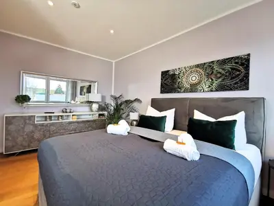 Ein Bett oder Betten in einem Zimmer der Unterkunft BohnApartments Luxury Villa Berlin - 210qm - Wintergarten - Kamin - 4 kostenlose Parkplätze - 6 Schlafzimmer - Neubau - Luxusausstattung