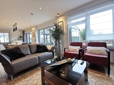 Ein Sitzbereich in der Unterkunft BohnApartments Luxury Villa Berlin - 210qm - Wintergarten - Kamin - 4 kostenlose Parkplätze - 6 Schlafzimmer - Neubau - Luxusausstattung