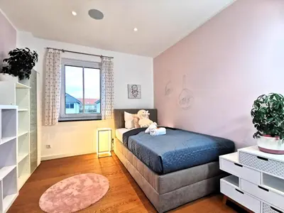 Ein Bett oder Betten in einem Zimmer der Unterkunft BohnApartments Luxury Villa Berlin - 210qm - Wintergarten - Kamin - 4 kostenlose Parkplätze - 6 Schlafzimmer - Neubau - Luxusausstattung