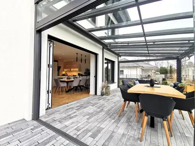 Ein Restaurant oder anderes Speiselokal in der Unterkunft BohnApartments Luxury Villa Berlin - 210qm - Wintergarten - Kamin - 4 kostenlose Parkplätze - 6 Schlafzimmer - Neubau - Luxusausstattung