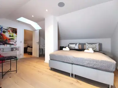 Ein Bett oder Betten in einem Zimmer der Unterkunft BohnApartments Luxury Villa Berlin - 210qm - Wintergarten - Kamin - 4 kostenlose Parkplätze - 6 Schlafzimmer - Neubau - Luxusausstattung