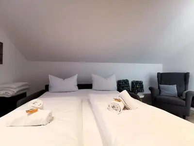 Ein Bett oder Betten in einem Zimmer der Unterkunft BohnApartments Luxury Villa Berlin - 210qm - Wintergarten - Kamin - 4 kostenlose Parkplätze - 6 Schlafzimmer - Neubau - Luxusausstattung