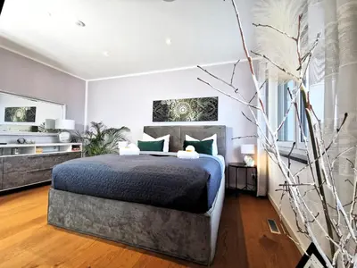 Küche/Küchenzeile in der Unterkunft BohnApartments Luxury Villa Berlin - 210qm - Wintergarten - Kamin - 4 kostenlose Parkplätze - 6 Schlafzimmer - Neubau - Luxusausstattung