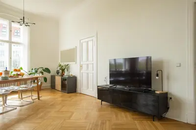 TV/Unterhaltungsangebot in der Unterkunft KAISER 02 by ROCKCHAIR Apartments l SUPERHOST Status l 3 Bedrooms Boxspringbeds 2 Bathrooms l Cozy Family & Business Flair 155 sqm 3 Balcony 2nd Floor Elevator up to 10 guests welcomes you!
