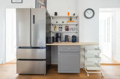 Küche/Küchenzeile in der Unterkunft KAISER 02 by ROCKCHAIR Apartments l SUPERHOST Status l 3 Bedrooms Boxspringbeds 2 Bathrooms l Cozy Family & Business Flair 155 sqm 3 Balcony 2nd Floor Elevator up to 10 guests welcomes you!