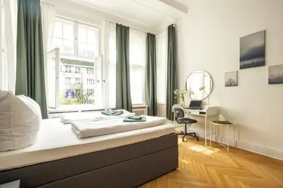 Ein Bett oder Betten in einem Zimmer der Unterkunft KAISER 02 by ROCKCHAIR Apartments l SUPERHOST Status l 3 Bedrooms Boxspringbeds 2 Bathrooms l Cozy Family & Business Flair 155 sqm 3 Balcony 2nd Floor Elevator up to 10 guests welcomes you!