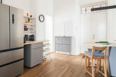 Küche/Küchenzeile in der Unterkunft KAISER 02 by ROCKCHAIR Apartments l SUPERHOST Status l 3 Bedrooms Boxspringbeds 2 Bathrooms l Cozy Family & Business Flair 155 sqm 3 Balcony 2nd Floor Elevator up to 10 guests welcomes you!